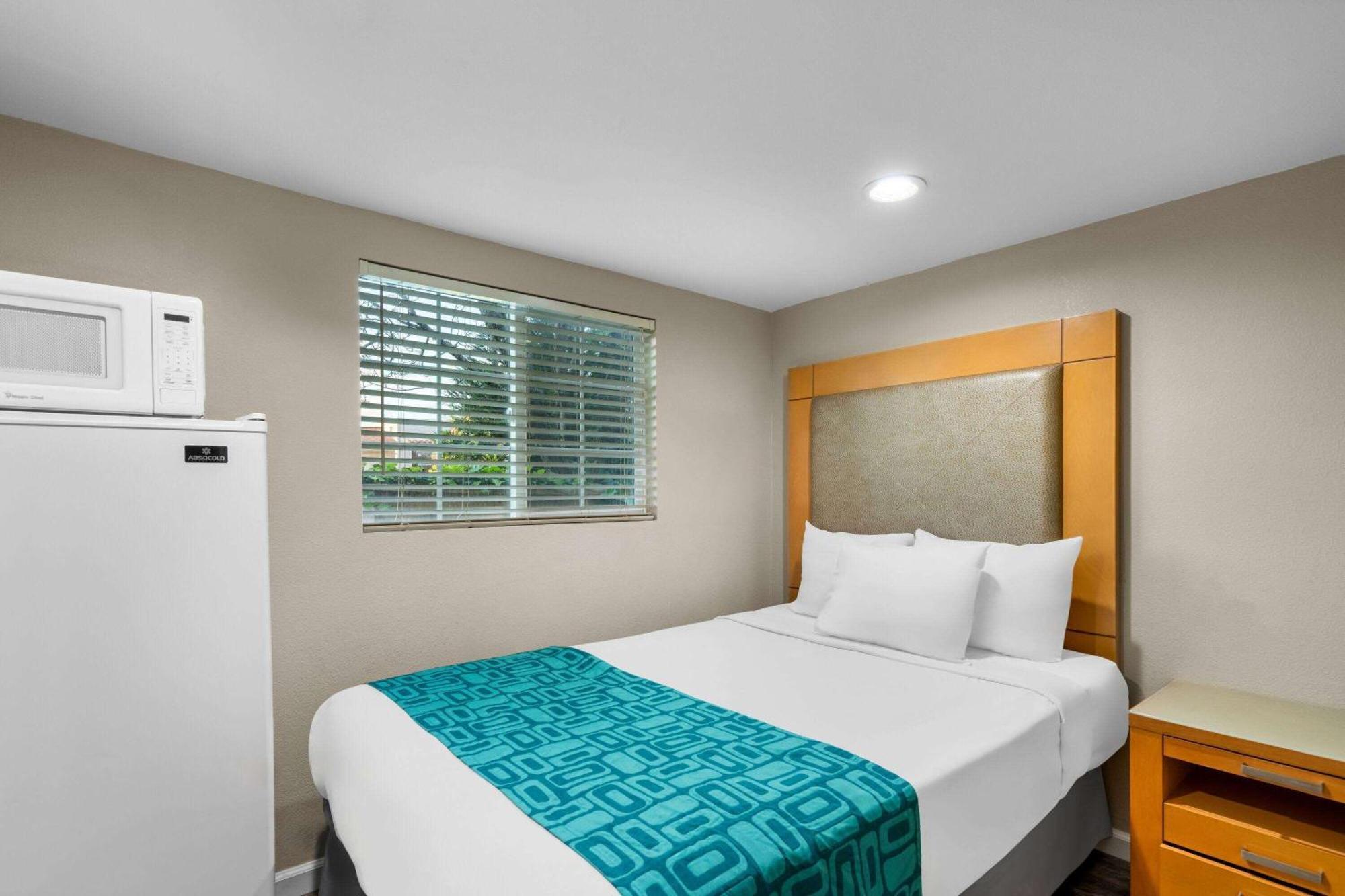 ฮาวเวิร์ด จอห์นสัน บาย วินด์แฮม ซานตาครูซ บีช บอร์ดวอล์ค Hotel ภายนอก รูปภาพ