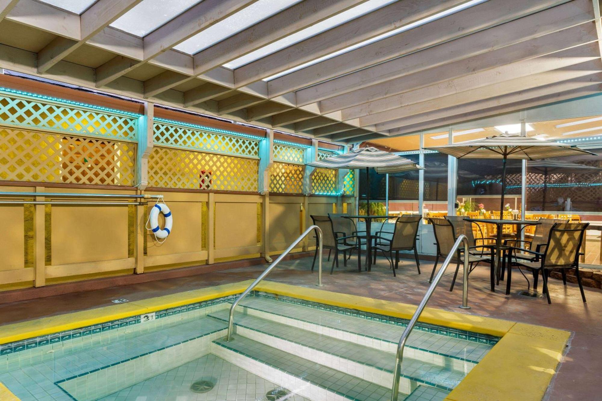 ฮาวเวิร์ด จอห์นสัน บาย วินด์แฮม ซานตาครูซ บีช บอร์ดวอล์ค Hotel ภายนอก รูปภาพ